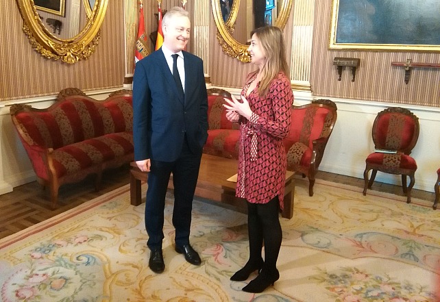Carolina Blasco con el embajador del Reino Unido en España, Simon Monley en el Ayuntamiento.